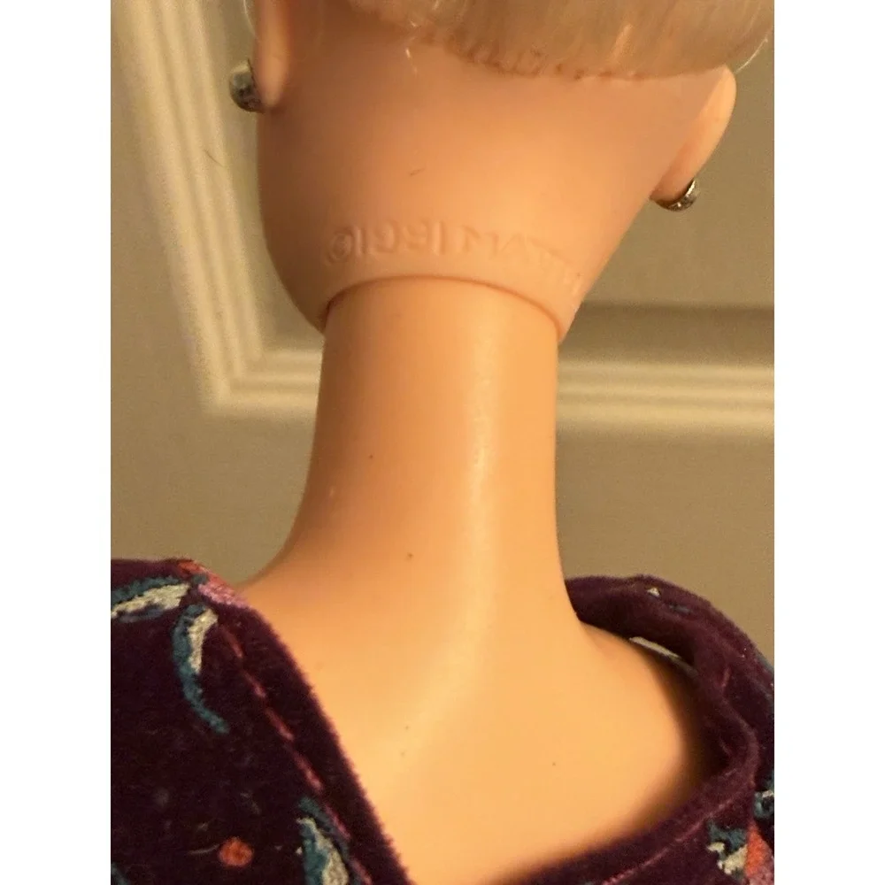 1991 Mattel Barbie Doll With‎ Crown, Purple Velvet Dress, Blonde Hair Blue Eyes
